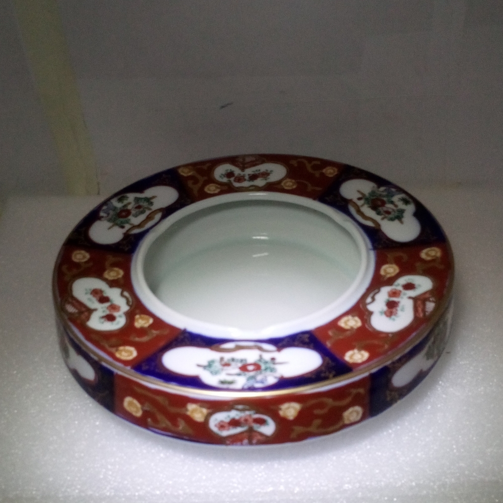 Vintage Mid 20th Century Hand Painted Gold Imari Round Porcelain Cigar Ashtray